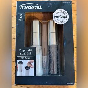 Trudeau Silver Pepper Mill & Salt Mill Set